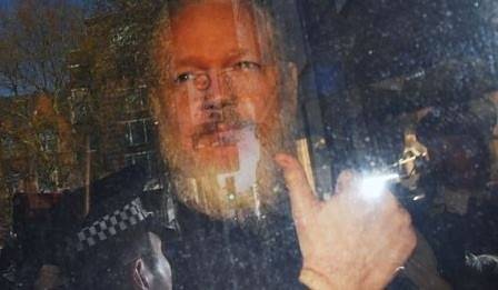 САЩ повдигна 17 нови обвинения срещу Джулиан Асандж