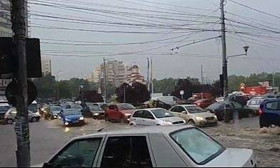 Силен дъжд заля улиците и блокира Букурещ (СНИМКИ)