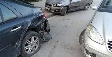 19-годишна помете две коли в Благоевград (СНИМКИ)