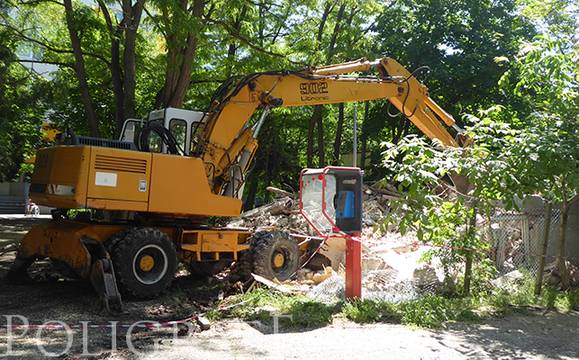 „Капанът за животи“ падна – днес започна събарянето на старата поща в „Изгрев“