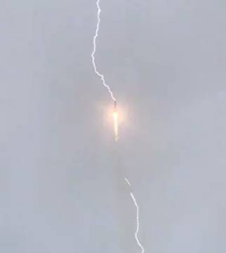 УСПЕХ: Ракета Союз 2-1б бе ударена от мълния, но безпроблемно изведе в орбита спътник за навигационната система ГЛОНАСС!