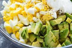 Кремообразна салата от яйца, авокадо и подправки