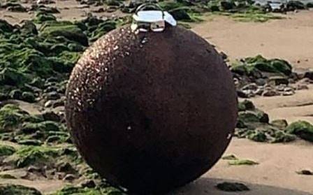 Полицията в Лондон на крак: Сбъркаха гигантска коледна топка с бомба