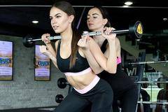 На фитнес тренировка с Виктория и Анастасия от Русия