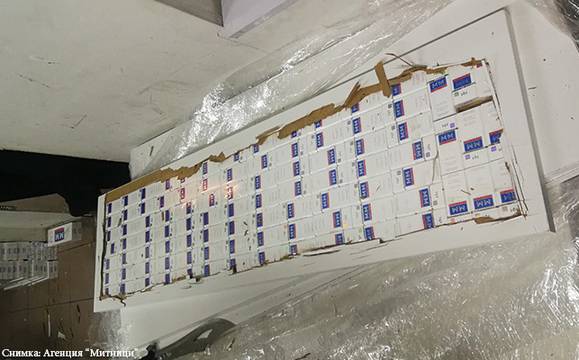 Откриха контрабандни цигари в дървени плоскости, пренасяни в пътнически автобус