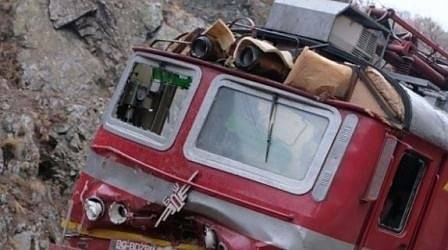 Влакът София-Варна се удари в паднали скали до гара „Стряма“