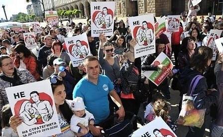 Кой инструктира и координира кампаниите за „традиционните ценности“ в Европа