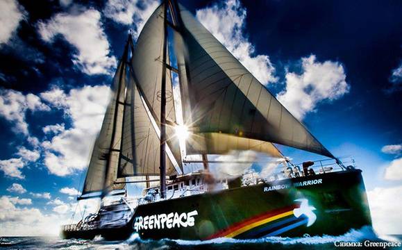 Легендарният ветроход на „Грийнпийс“ Rainbow Warrior акостира в Бургас