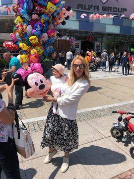 Помните ли тризначките от Биг Брадър: Любов Станчева, която роди в Лондон, доведе за първи път бебето си в България СНИМКИ