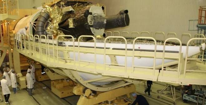 Руско-немската космическа обсерватория Спектр-РГ бе опакована в главовия отсек на ракетата-носител Протон-М