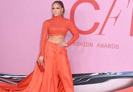 Въпрки плочките на корема: Джей Ло носи стягащо бельо (СНИМКИ)