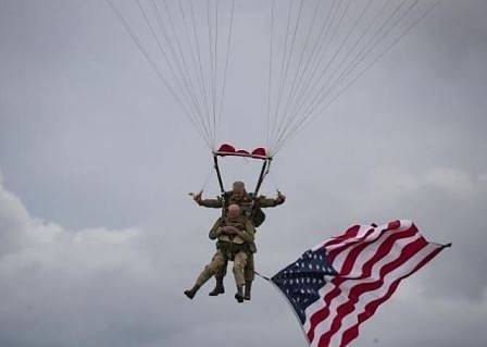 97-годишен ветеран скочи с парашут в чест на десанта в Нормандия (СНИМКИ)