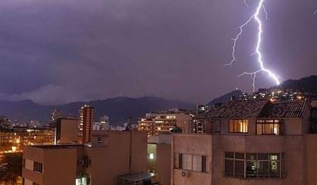 Над 80% от старите сгради в България не са защитени от мълнии