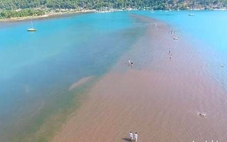 Хора вървят по морето! Наплив на туристи към природния феномен Къзкуму край Мармарис (ВИДЕО)