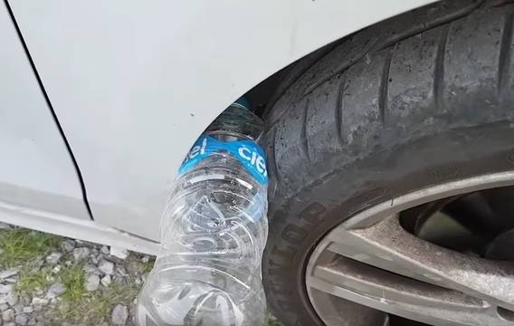 Ако видите пластмасова бутилка в гумата си, незабавно се обадете в полицията!