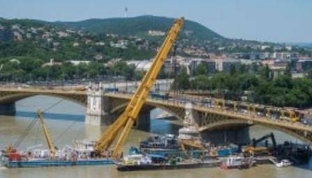 Кран извади корабчето, потънало в Дунава при Будапеща (СНИМКИ)