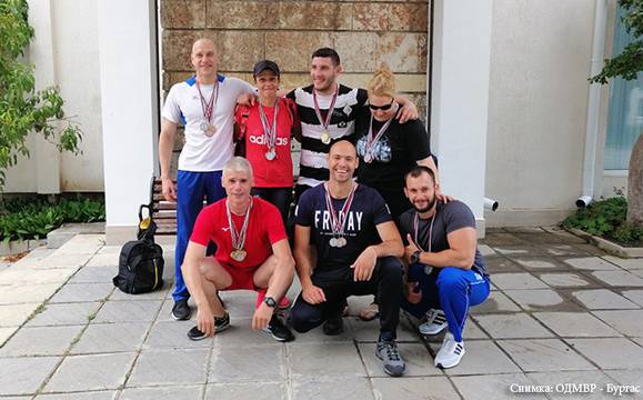 Плувците на бургаската полиция взеха златото от Републиканското във Варна