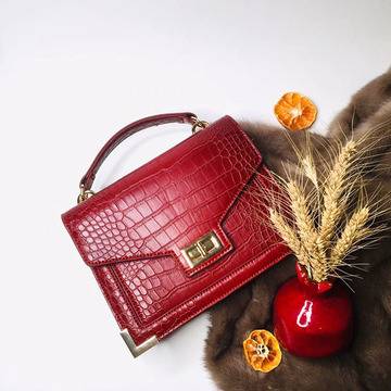 ЧАНТА С ЦВЯТ БУРГУН