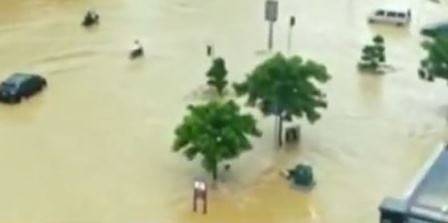 61 души загинаха, а близо 360 000 са евакуирани заради наводненията в Китай