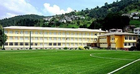 Учителка по биология вкара селско училище в топ 3 по успех на матурите