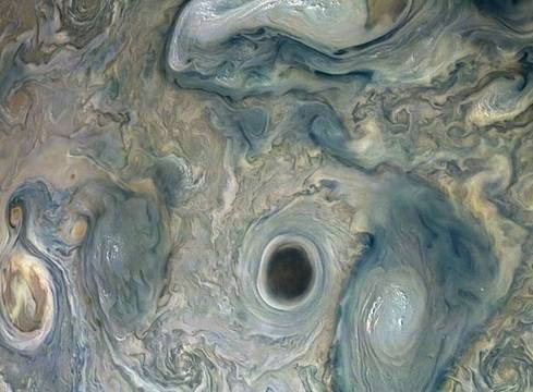 Американската космическа мисия Джуно засне мистериозно тъмно петно на Юпитер!