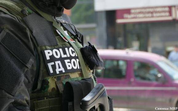 Разбиха крупна група за производство и търговия с нелегален тютюн