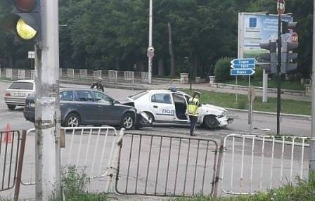 След преминаване на червено: Автомобил се удари в патрулка (СНИМКИ)