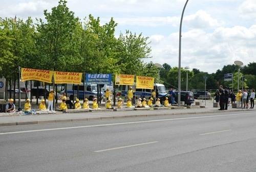 Германия: Фалун Гонг практикуващи апелираха срещу преследването в Китай по време на визитата на Уан Цишан