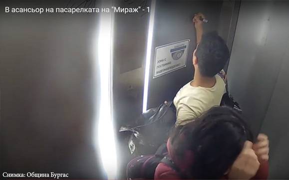 Пасарелката при „Мираж“ отново стана жертва на вандализъм