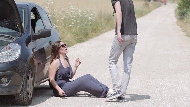 Жена получава помощ от случаен непознат на пътя. 3 години по-късно е шокирана, когато разбира неговата самоличност!