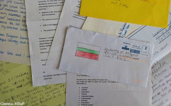 Британчета заливат посолството ни в Лондон с писма, питат за историята ни и за футбол