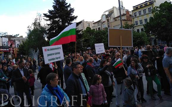 „Походът“ срещу Стратегията за детето в Бургас продължава