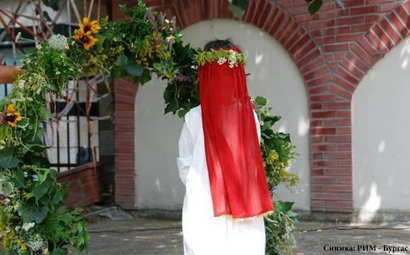 РИМ – Бургас: Приготовленията за Еньовден започват още от тази вечер, утре сутрин се събират билките