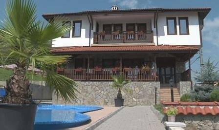 Проверяват къщата за гости и на фолк певеца Милко Калайджиев (СНИМКИ)