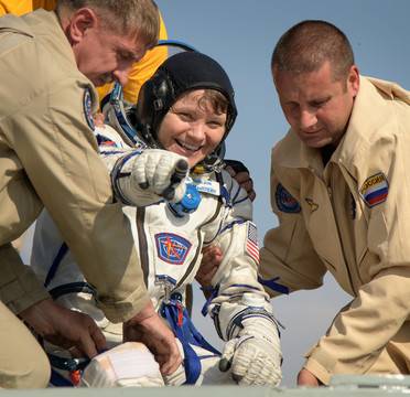 Успех: пилотираният космически кораб Союз-МС-11 с трима души на борда се завърна на Земята!