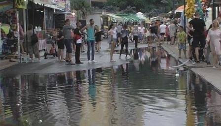 Пороен дъжд наводни улиците и алеите в „Слънчев бряг“ (СНИМКИ)