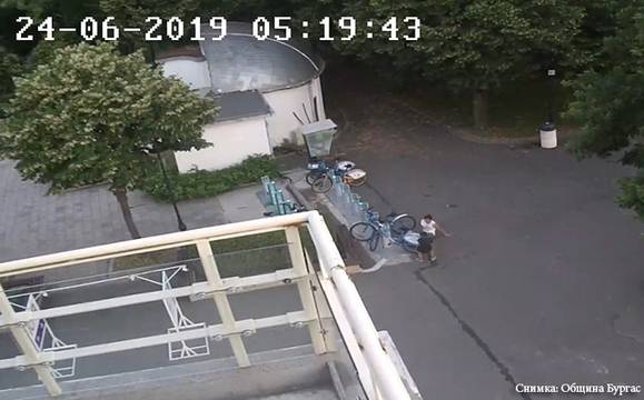 Младежи разбиха велостоянка и откраднаха колело