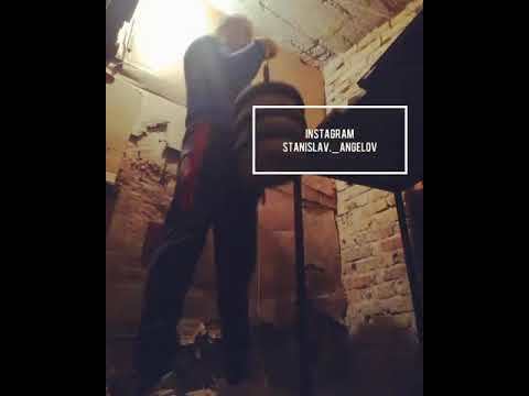 Преди тренировка ме държат в клетка. Оркестър агресия представя упражнение за пронатор.