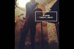 Преди тренировка ме държат в клетка. Оркестър агресия представя упражнение за пронатор.