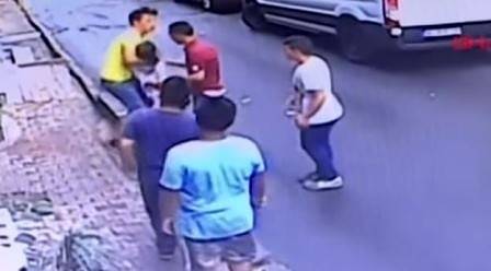 Мигрант спаси дете, полетяло от прозореца (ВИДЕО)