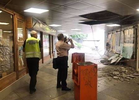 Срути се част от покрива в подлеза пред Спортната палата в София (СНИМКИ)