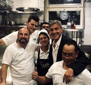 Джордж Клуни влезе в кухнята на ресторант във Венеция (СНИМКИ)