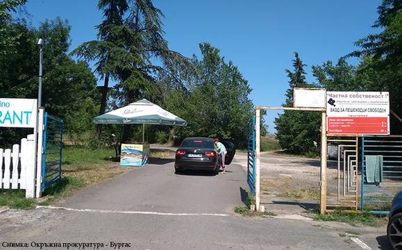 Прокуратурата разпореди премахването на незаконна бариера на входа на плаж „Аркутино“