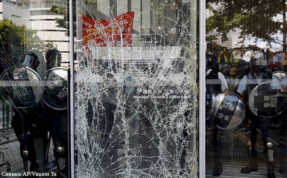 Масов протест в Хонконг, демонстранти опитаха да нахлуят в Парламента