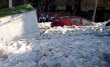 Над един метър градушка покри улиците на Гуадалахара (СНИМКИ)