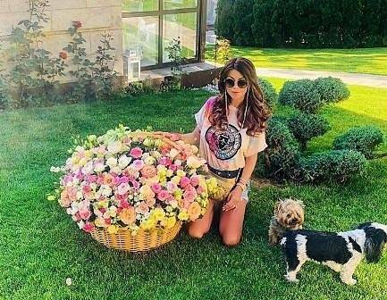 Светлана с 300 рози от Гущеров за годишнината от брака