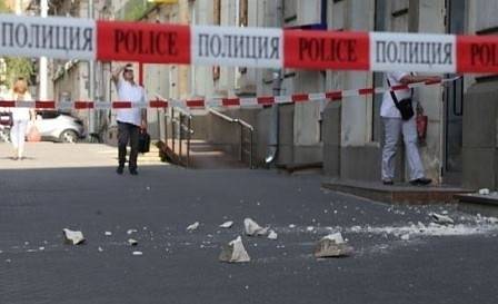 Парче от сграда рухна върху тротоар в центъра на София (СНИМКИ)