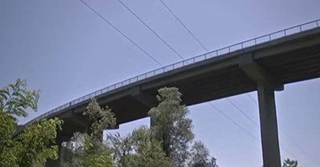 БАЩА ХВЪРЛИ ДЕТЕТО СИ ОТ МОСТ КРАЙ ГАБРОВО НОВИНИТЕ MEDIAMIX NEWS