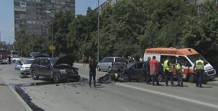 Семейство с дете пострада при тежка катастрофа на бул. „Тодор Каблешков“ в София (СНИМКИ)