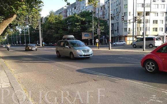 Клаксони, лозунги и газ на червено на автошествието срещу Стратегията за детето в Бургас